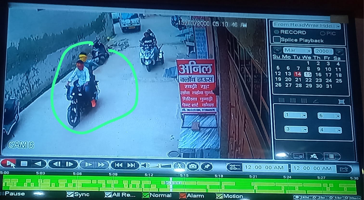 05jjrp19- प्रिया कालोनी दवाई की दुकान में फायरिंग की घटना के बाद मौके पर पहुंची डीसीपी व अन्य प 05jjrp19- प्रिया कालोनी दवाई की दुकान में फायरिंग की घटना के बाद मौके पर पहुंची डीसीपी व अन्य प