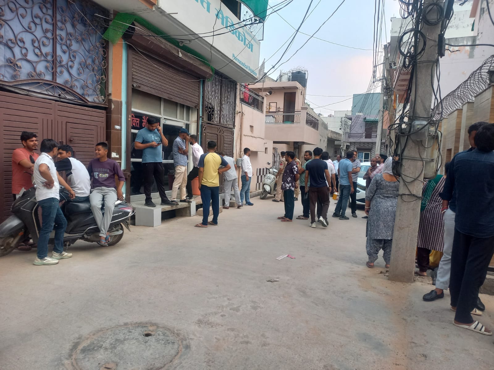 05jjrp19- प्रिया कालोनी दवाई की दुकान में फायरिंग की घटना के बाद मौके पर पहुंची डीसीपी व अन्य प 05jjrp19- प्रिया कालोनी दवाई की दुकान में फायरिंग की घटना के बाद मौके पर पहुंची डीसीपी व अन्य प