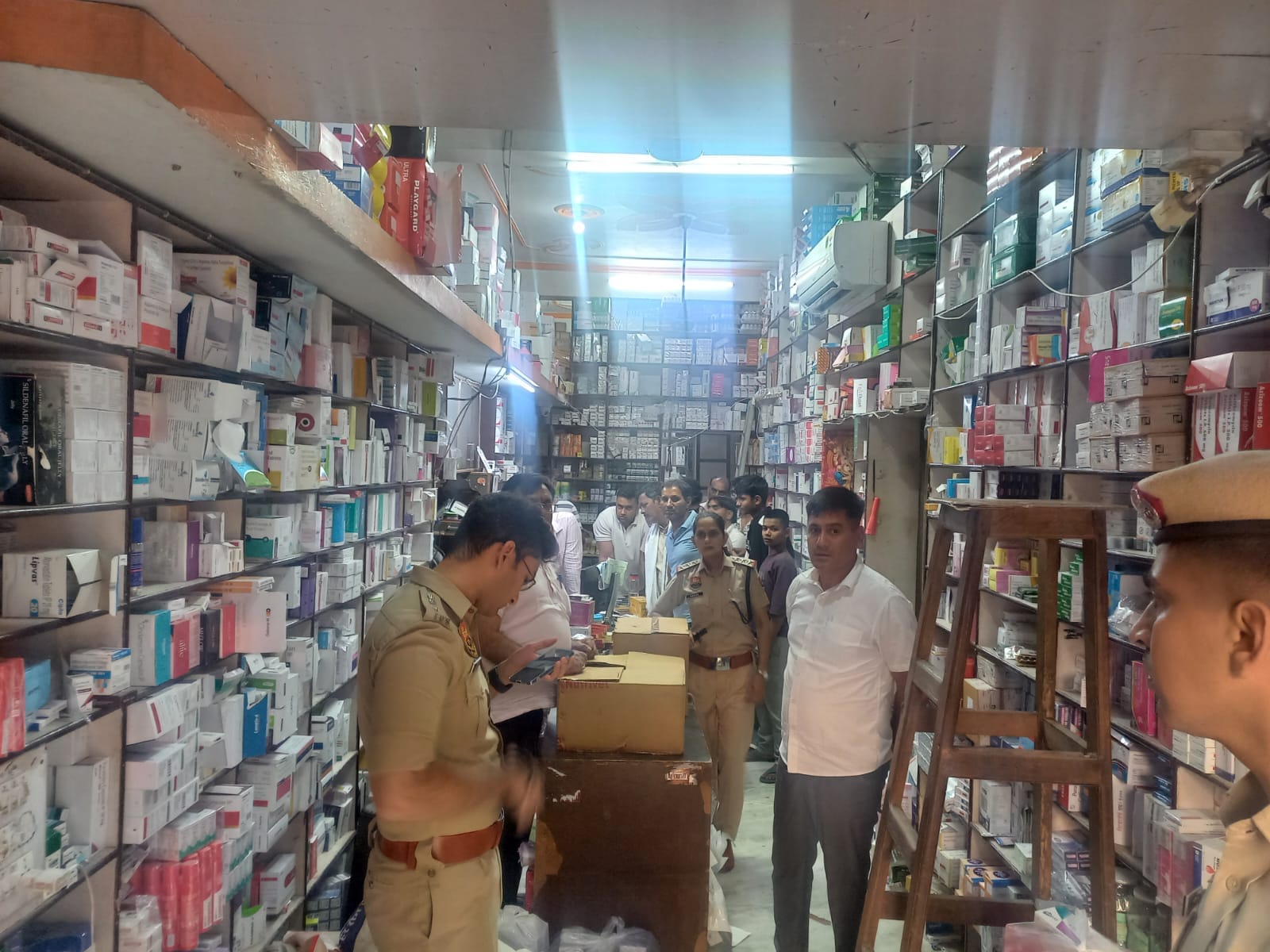 05jjrp19- प्रिया कालोनी दवाई की दुकान में फायरिंग की घटना के बाद मौके पर पहुंची डीसीपी व अन्य प 05jjrp19- प्रिया कालोनी दवाई की दुकान में फायरिंग की घटना के बाद मौके पर पहुंची डीसीपी व अन्य प