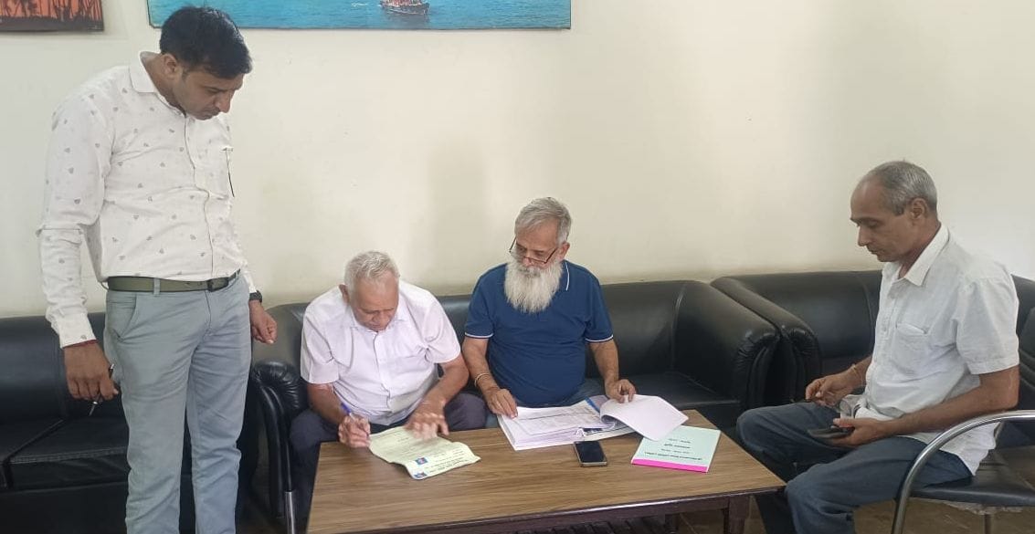 1-विश्वकर्मा एजुकेशन सोसायटी में कॉलेजियम चुनाव के लिए नामांकन दाखिल करते आवेदक। संवाद 1-विश्वकर्मा एजुकेशन सोसायटी में कॉलेजियम चुनाव के लिए नामांकन दाखिल करते आवेदक। संवाद