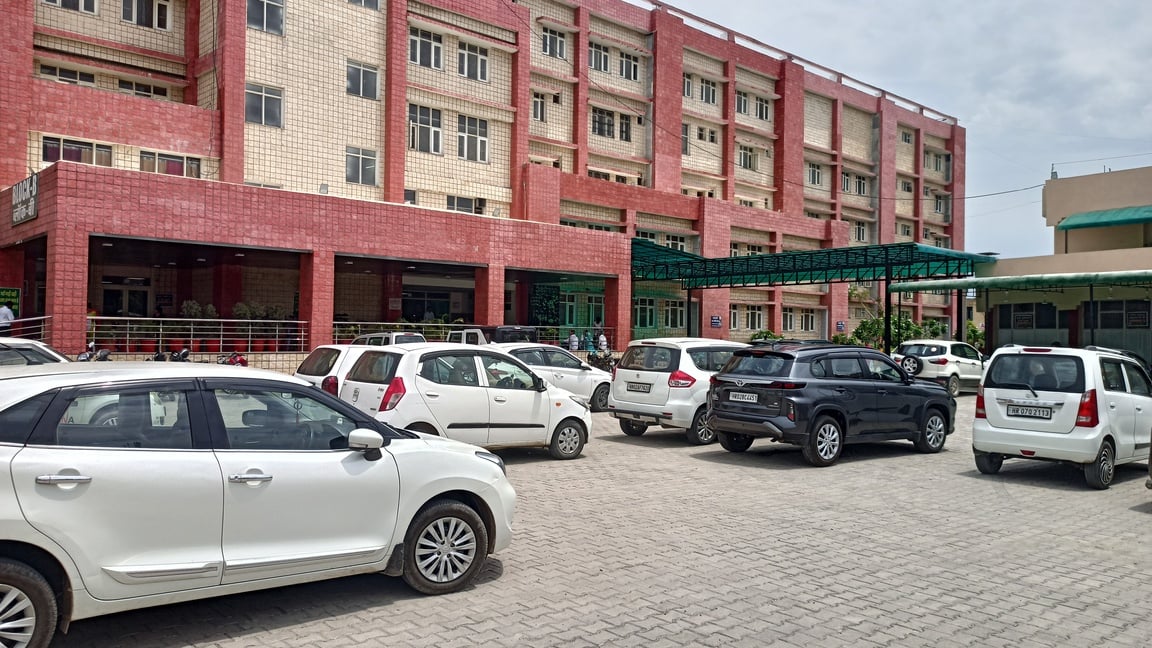 अस्पताल में रास्ता न मिलने पर दूसरे मार्ग से जाती एंबुलेंस। संवाद