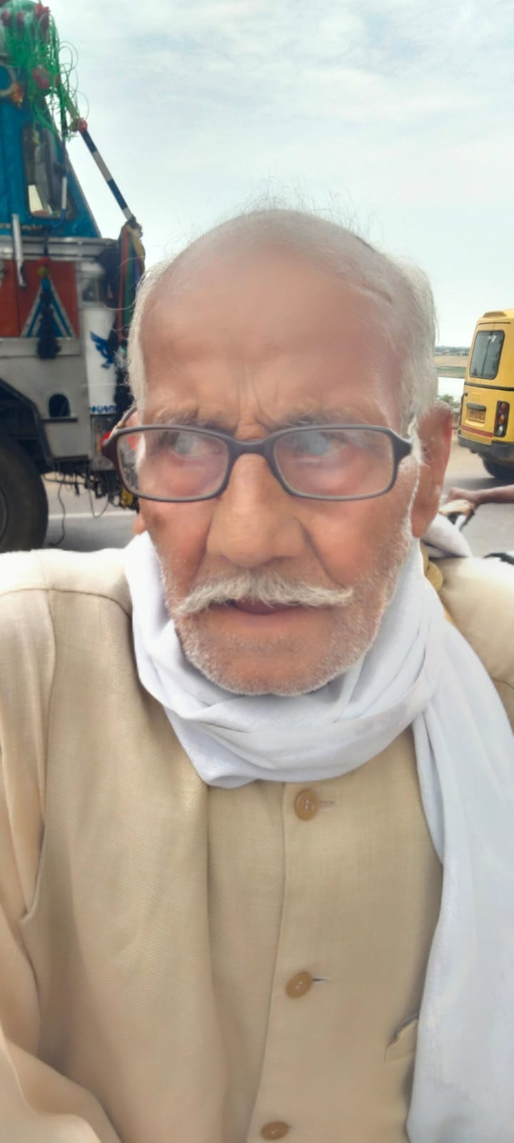 फोटो 05 एचएएमपी 30- कानपुर-सागर हाईवे पर जाम के चलते पैदल गुजरते यात्री। संवाद फोटो 05 एचएएमपी 30- कानपुर-सागर हाईवे पर जाम के चलते पैदल गुजरते यात्री। संवाद
