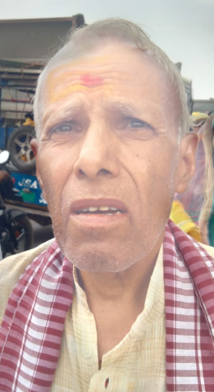 फोटो 05 एचएएमपी 30- कानपुर-सागर हाईवे पर जाम के चलते पैदल गुजरते यात्री। संवाद फोटो 05 एचएएमपी 30- कानपुर-सागर हाईवे पर जाम के चलते पैदल गुजरते यात्री। संवाद