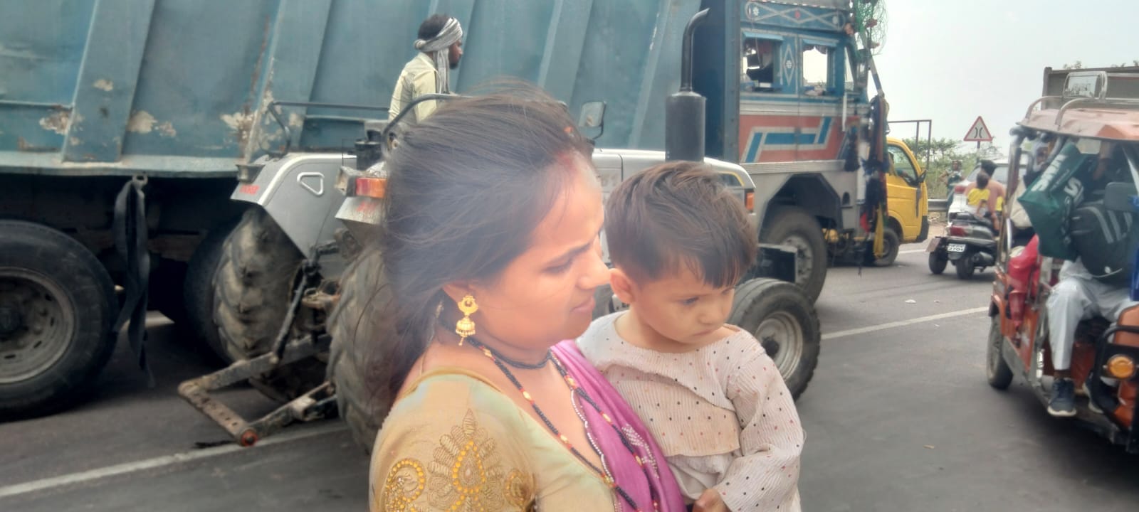 फोटो 05 एचएएमपी 30- कानपुर-सागर हाईवे पर जाम के चलते पैदल गुजरते यात्री। संवाद फोटो 05 एचएएमपी 30- कानपुर-सागर हाईवे पर जाम के चलते पैदल गुजरते यात्री। संवाद