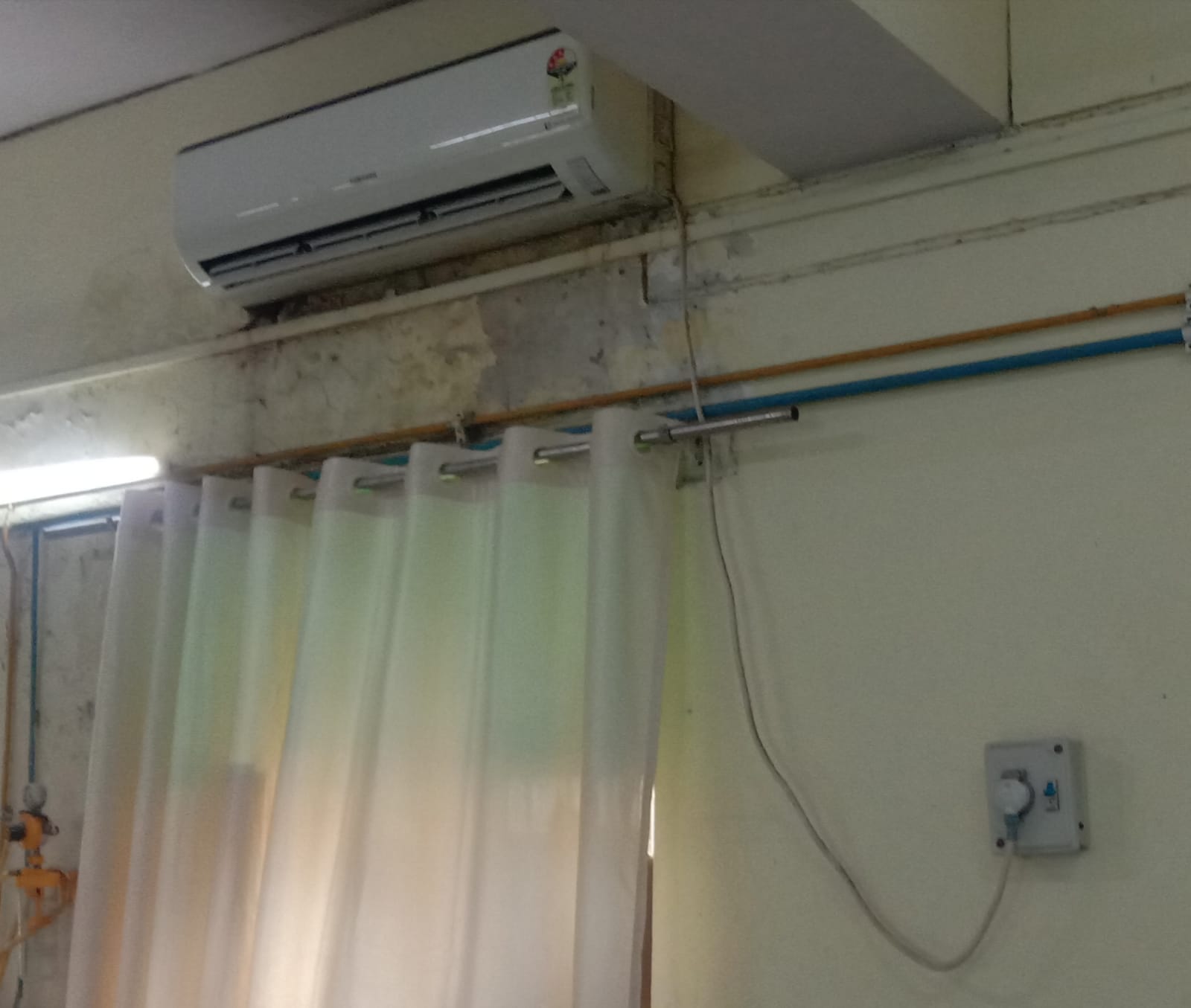 फोटो - 07 जिला अस्पताल के पुरुष वार्ड में डारेक्ट चलता एसी। संवाद फोटो - 07 जिला अस्पताल के पुरुष वार्ड में डारेक्ट चलता एसी। संवाद