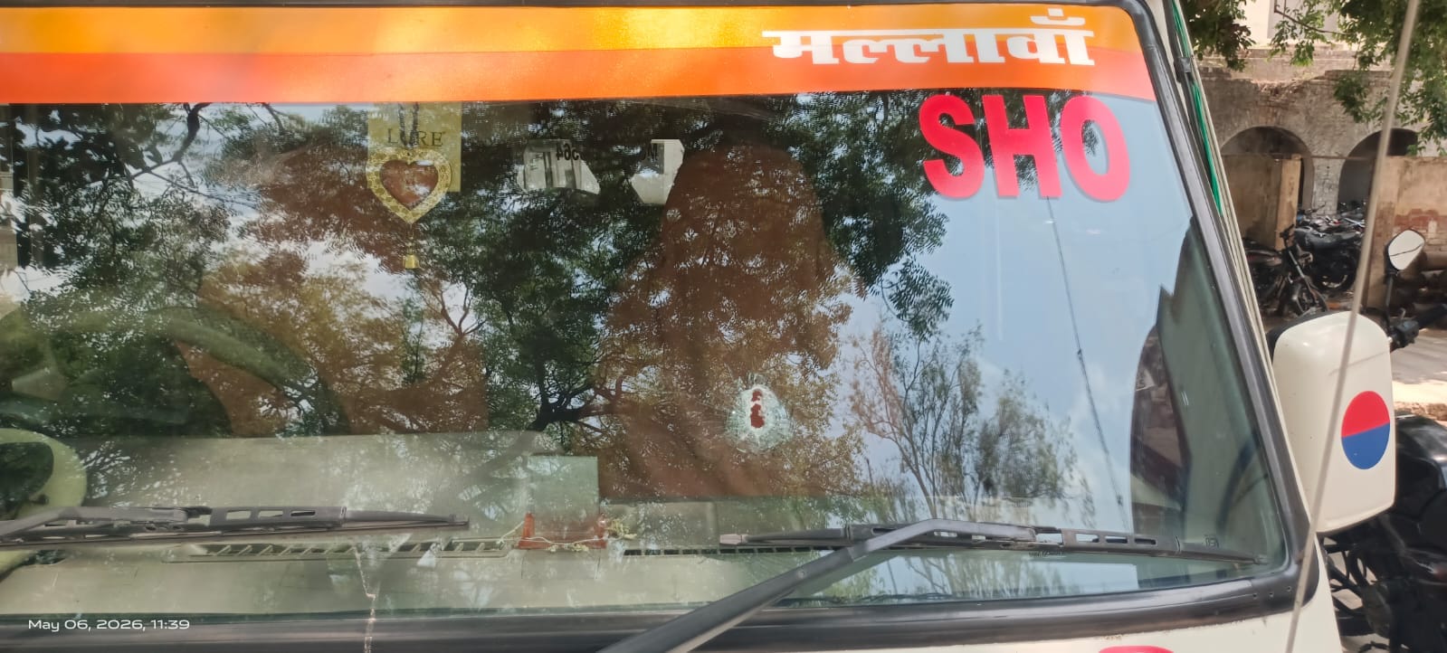 फोटो-1-मुठभेड़स्थल पर जांच करते एसपी अशोक कुमार मीणा और&nbsp