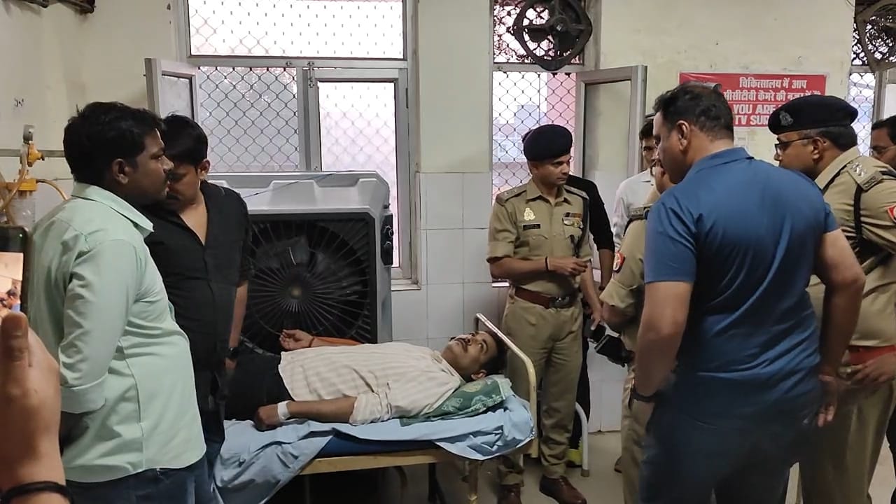 फोटो-1-मुठभेड़स्थल पर जांच करते एसपी अशोक कुमार मीणा और&nbsp