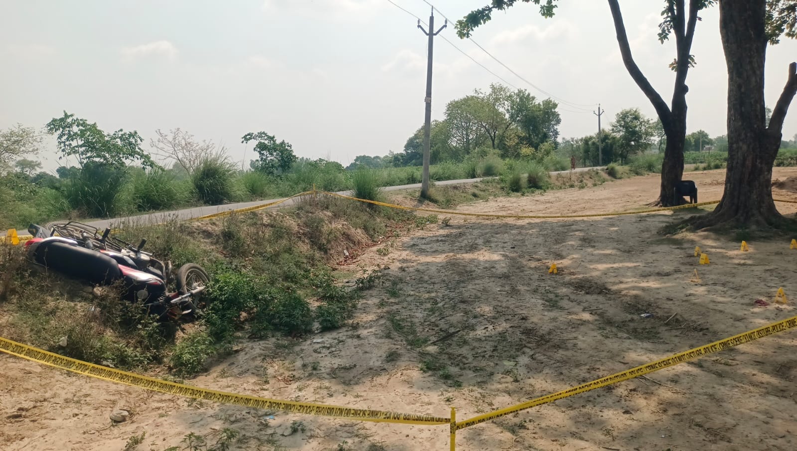 फोटो-1-मुठभेड़स्थल पर जांच करते एसपी अशोक कुमार मीणा और&nbsp