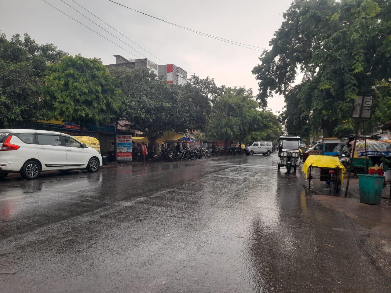 फोटो-23-लाइट जलाकर आवागमन करते बाइक सवार।संवाद फोटो-23-लाइट जलाकर आवागमन करते बाइक सवार।संवाद