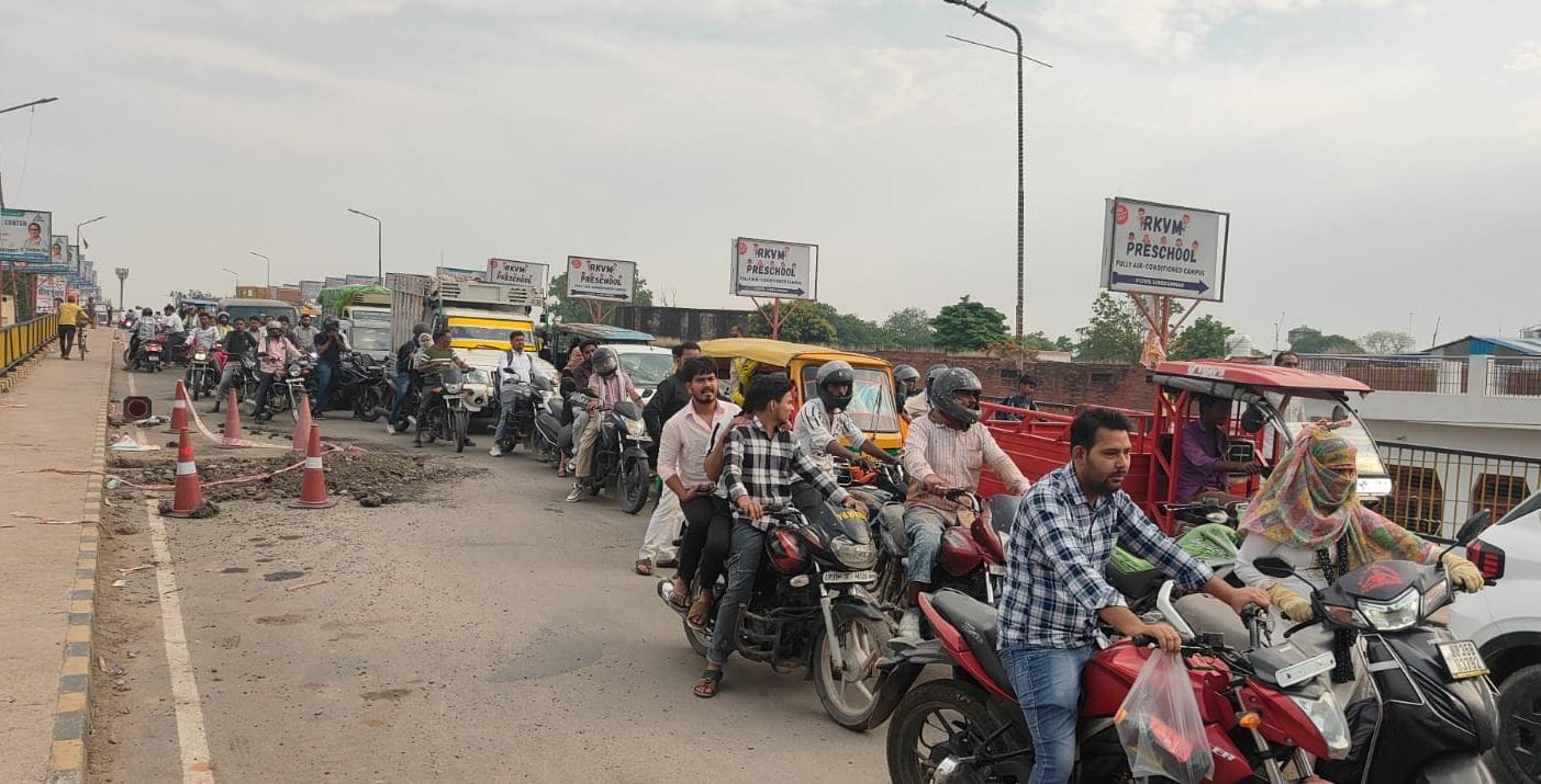 फोटो-28- हरदोई पुल की मरम्मत के लिए लगाई गई बैरीकेडिंग की वजह से फंसी रोडवेज बस और लगा जाम। संव