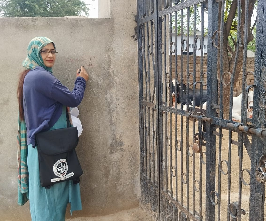 फोटो-52: बहादुरगढ़ के नगर परिषद कार्यालय में आंगनबाड़ी वर्करों को किट देते नगर परिषद अधिकारी। संव फोटो-52: बहादुरगढ़ के नगर परिषद कार्यालय में आंगनबाड़ी वर्करों को किट देते नगर परिषद अधिकारी। संव
