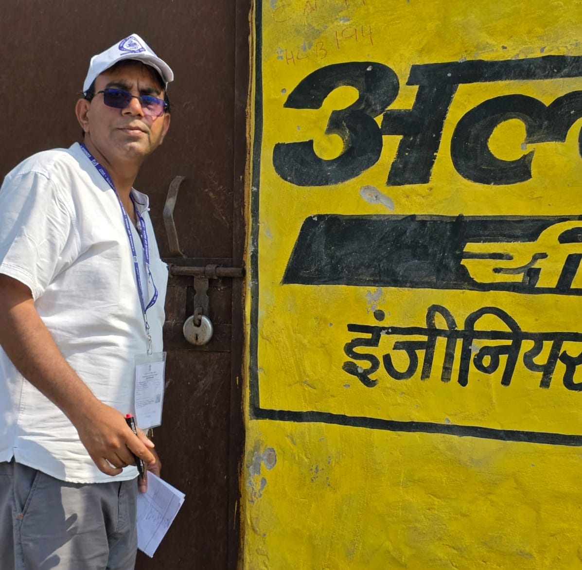 फोटो-52: बहादुरगढ़ के नगर परिषद कार्यालय में आंगनबाड़ी वर्करों को किट देते नगर परिषद अधिकारी। संव फोटो-52: बहादुरगढ़ के नगर परिषद कार्यालय में आंगनबाड़ी वर्करों को किट देते नगर परिषद अधिकारी। संव