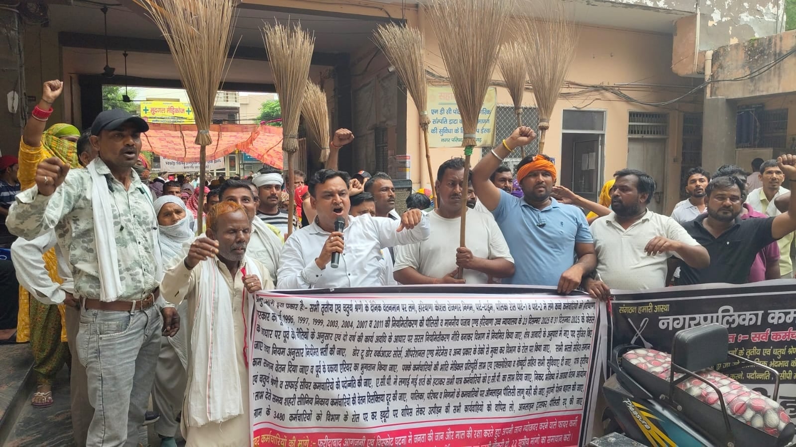 फोटो-54: बहादुरगढ़ में रेलवे रोड पर सड़क किनारे पड़ा कूड़ा। संवाद फोटो-54: बहादुरगढ़ में रेलवे रोड पर सड़क किनारे पड़ा कूड़ा। संवाद