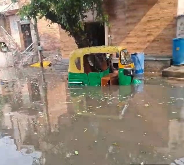-फोटो 93 : पॉलीथिन लेकर बारिश से बचने की कोशिश करती महिला। संवाद