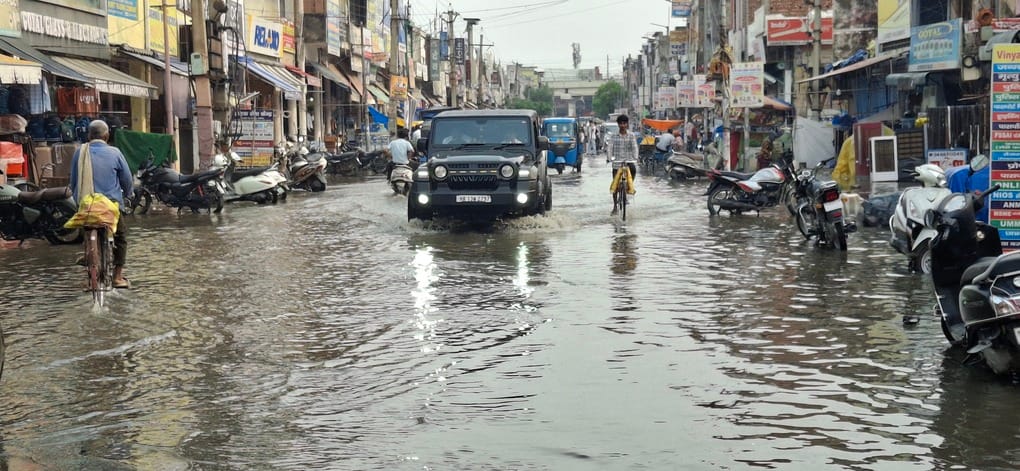 -फोटो 93 : पॉलीथिन लेकर बारिश से बचने की कोशिश करती महिला। संवाद