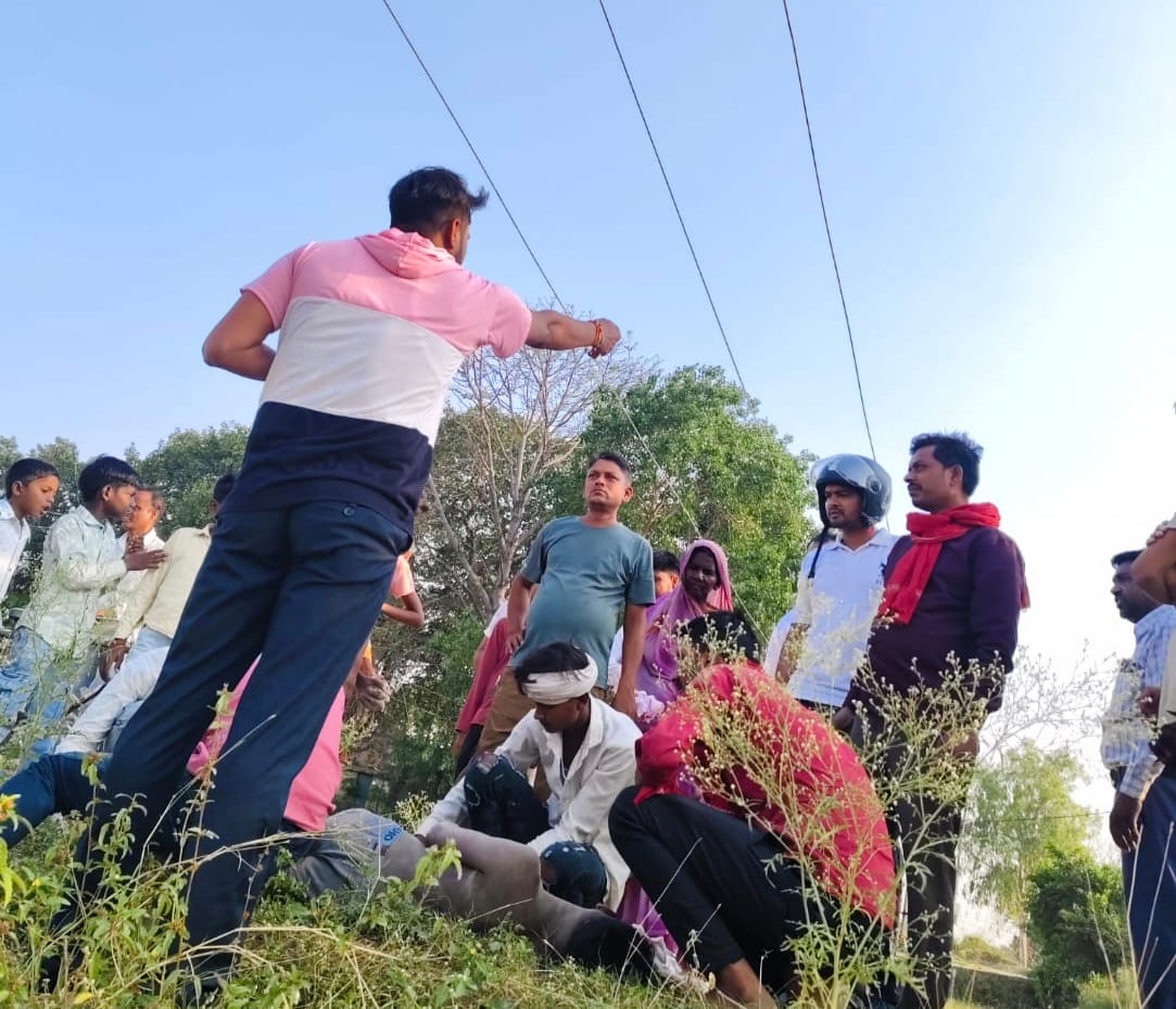 फोटो कैप्शन: मांडा महेवा कला में बारिश से उड़ा टेंट। फोटो कैप्शन: मांडा महेवा कला में बारिश से उड़ा टेंट।