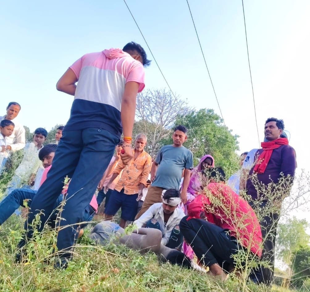 फोटो कैप्शन: मांडा महेवा कला में बारिश से उड़ा टेंट। फोटो कैप्शन: मांडा महेवा कला में बारिश से उड़ा टेंट।