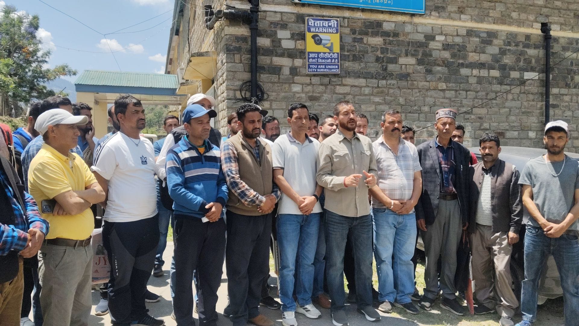 गुगरा कुटवा सडक़ की बहाली को लेकर एसडीएम आनी को ज्ञापन सौंपते ग्रामीण। संवाद