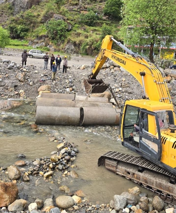 गानवी में खड्ड का जलस्तर बढऩे से टूटे कलवट, यातायात हुआ अवरुद्ध। संवाद