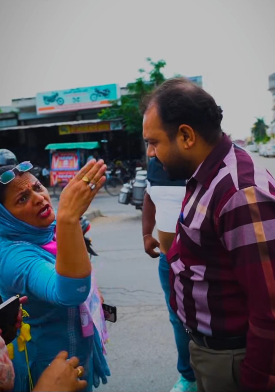 जिला निर्वाचन अधिकारी कार्यालय के पास मेक इन इंडिया चौक पर लगे भाजपा के झंडे। संवाद जिला निर्वाचन अधिकारी कार्यालय के पास मेक इन इंडिया चौक पर लगे भाजपा के झंडे। संवाद