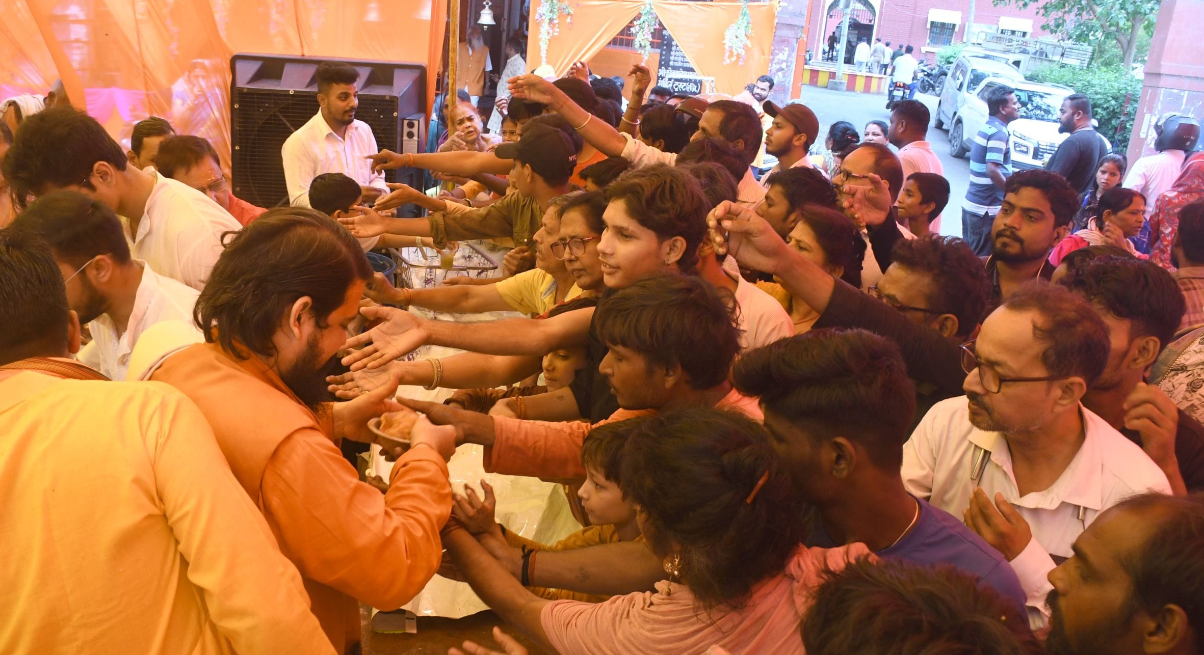 ज्येष्ठ माह के पहले बड़े मंगल पर लक्ष्मणनगरी पूरी तरह से मंगलमय नजर आई। 