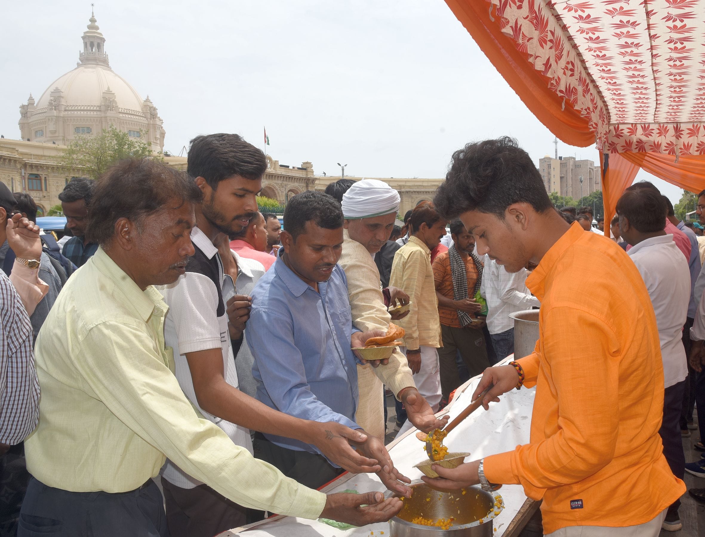ज्येष्ठ माह के पहले बड़े मंगल पर लक्ष्मणनगरी पूरी तरह से मंगलमय नजर आई। 