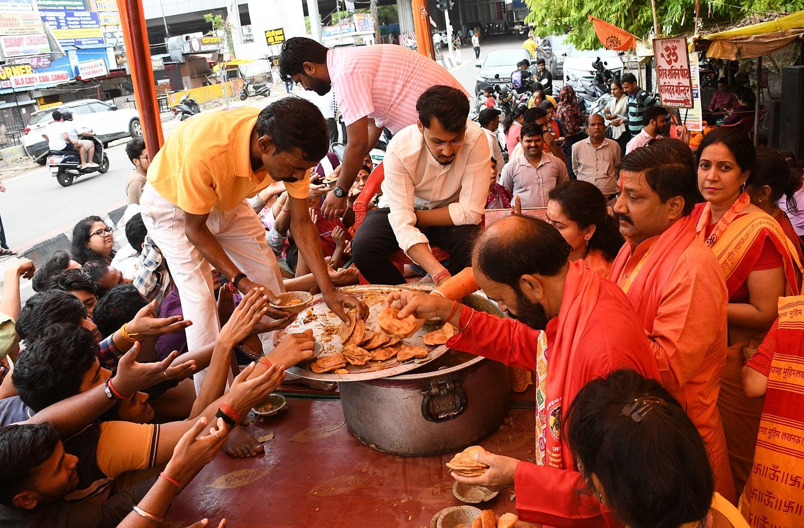 ज्येष्ठ माह के पहले बड़े मंगल पर लक्ष्मणनगरी पूरी तरह से मंगलमय नजर आई। 