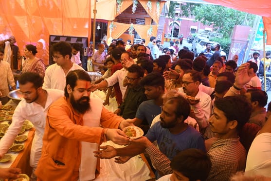 ज्येष्ठ माह के पहले बड़े मंगल पर लक्ष्मणनगरी पूरी तरह से मंगलमय नजर आई। 