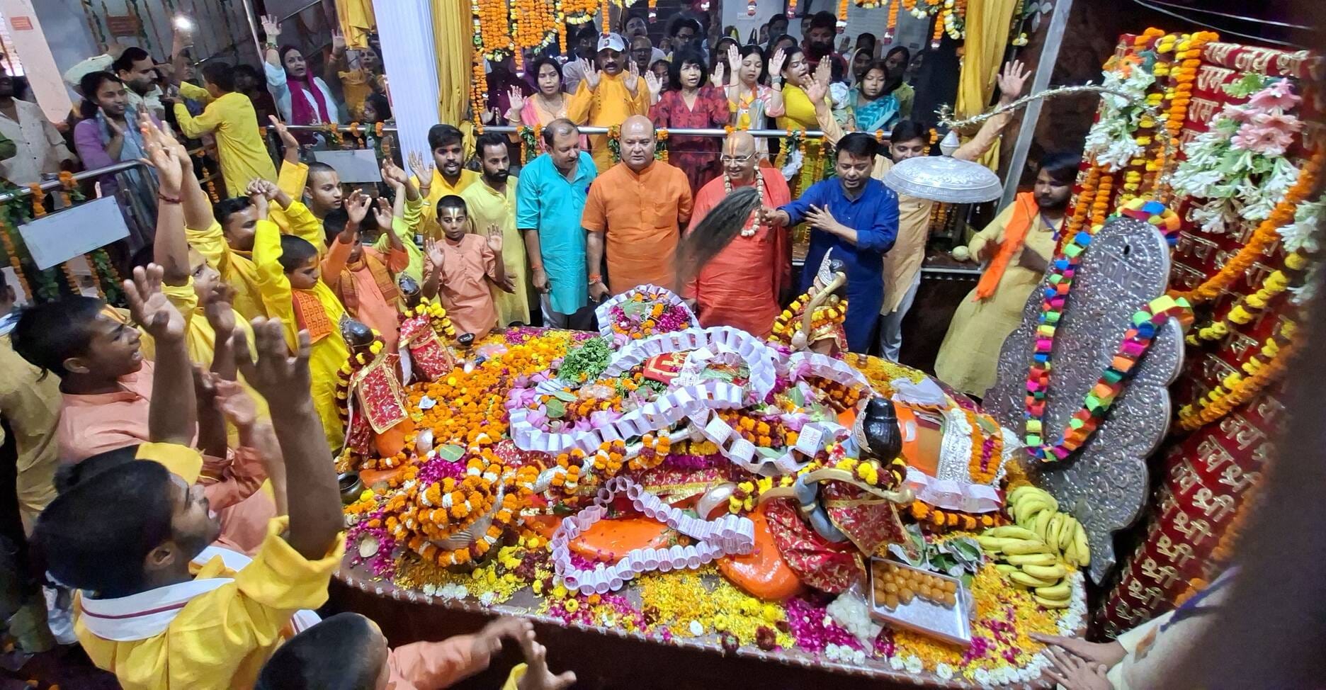 ज्येष्ठ माह के पहले बड़े मंगल पर लक्ष्मणनगरी पूरी तरह से मंगलमय नजर आई। 