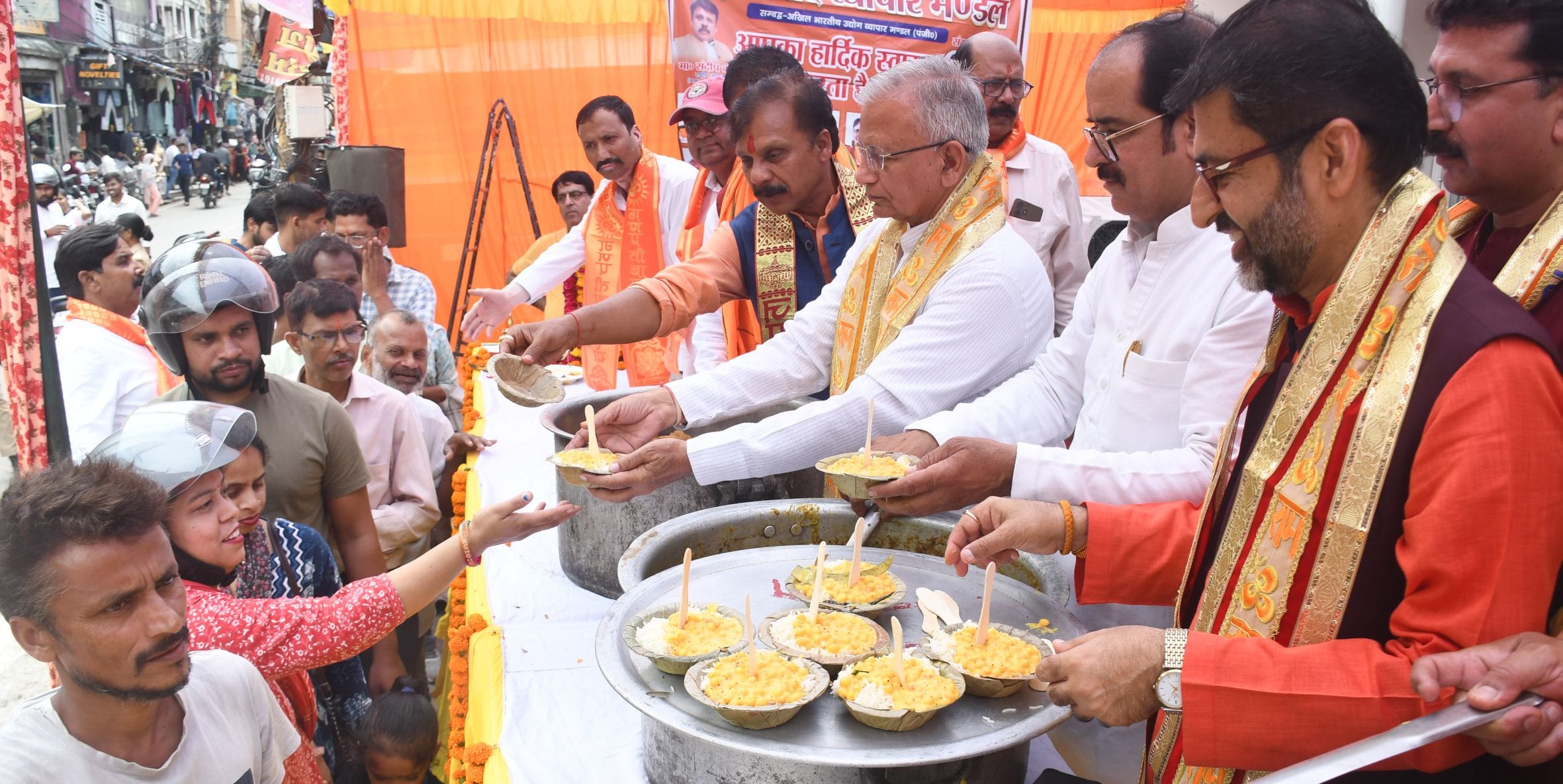 ज्येष्ठ माह के पहले बड़े मंगल पर लक्ष्मणनगरी पूरी तरह से मंगलमय नजर आई। 