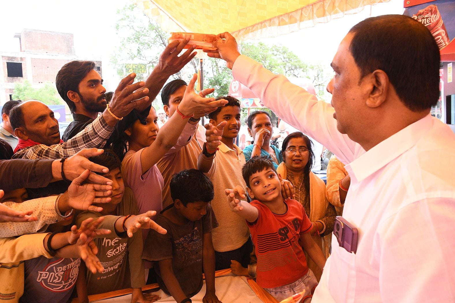 ज्येष्ठ माह के पहले बड़े मंगल पर लक्ष्मणनगरी पूरी तरह से मंगलमय नजर आई। 