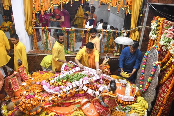 ज्येष्ठ माह के पहले बड़े मंगल पर लक्ष्मणनगरी पूरी तरह से मंगलमय नजर आई। 