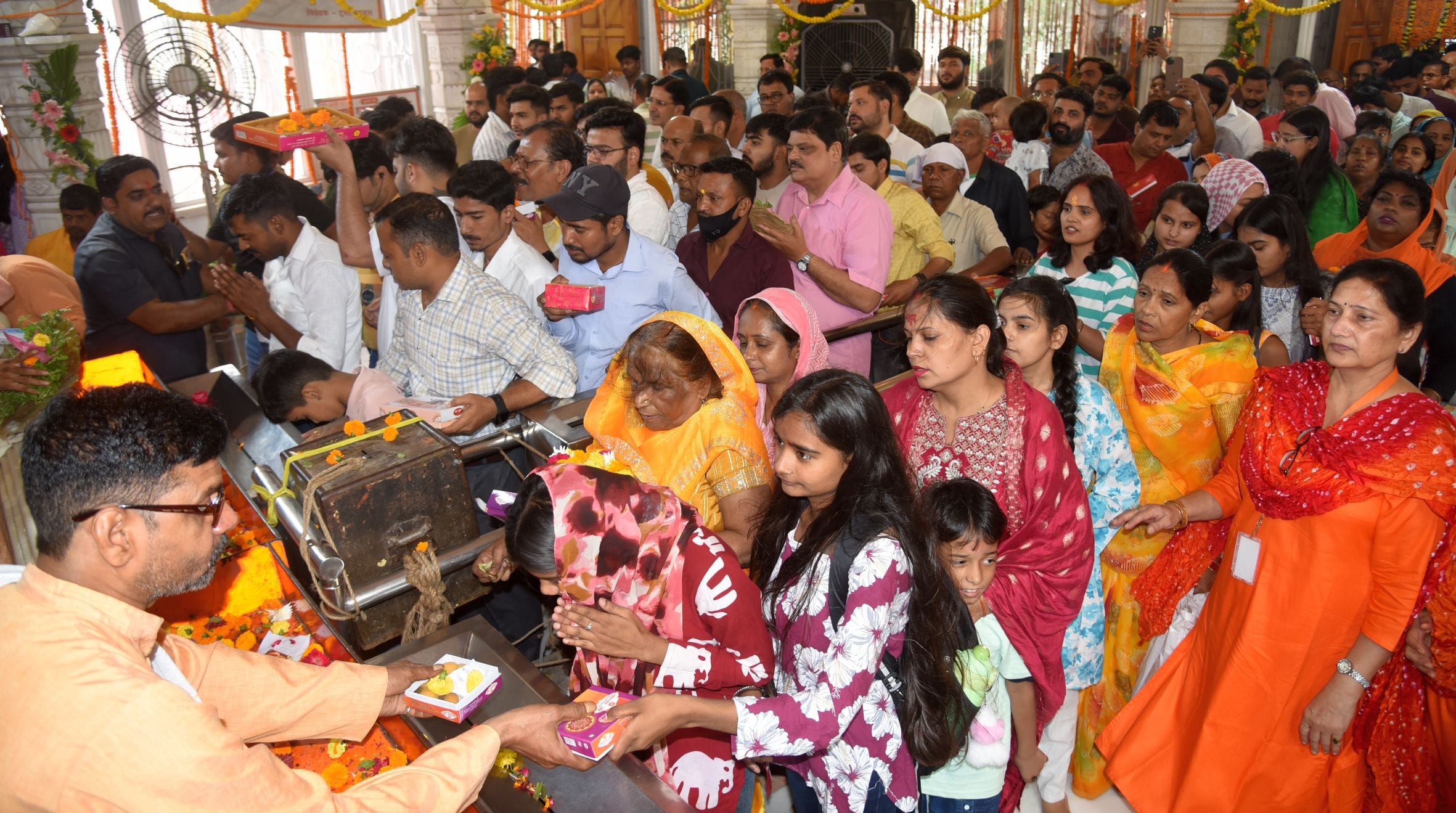 ज्येष्ठ माह के पहले बड़े मंगल पर लक्ष्मणनगरी पूरी तरह से मंगलमय नजर आई। 