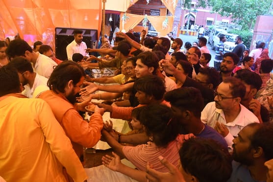 ज्येष्ठ माह के पहले बड़े मंगल पर लक्ष्मणनगरी पूरी तरह से मंगलमय नजर आई। 