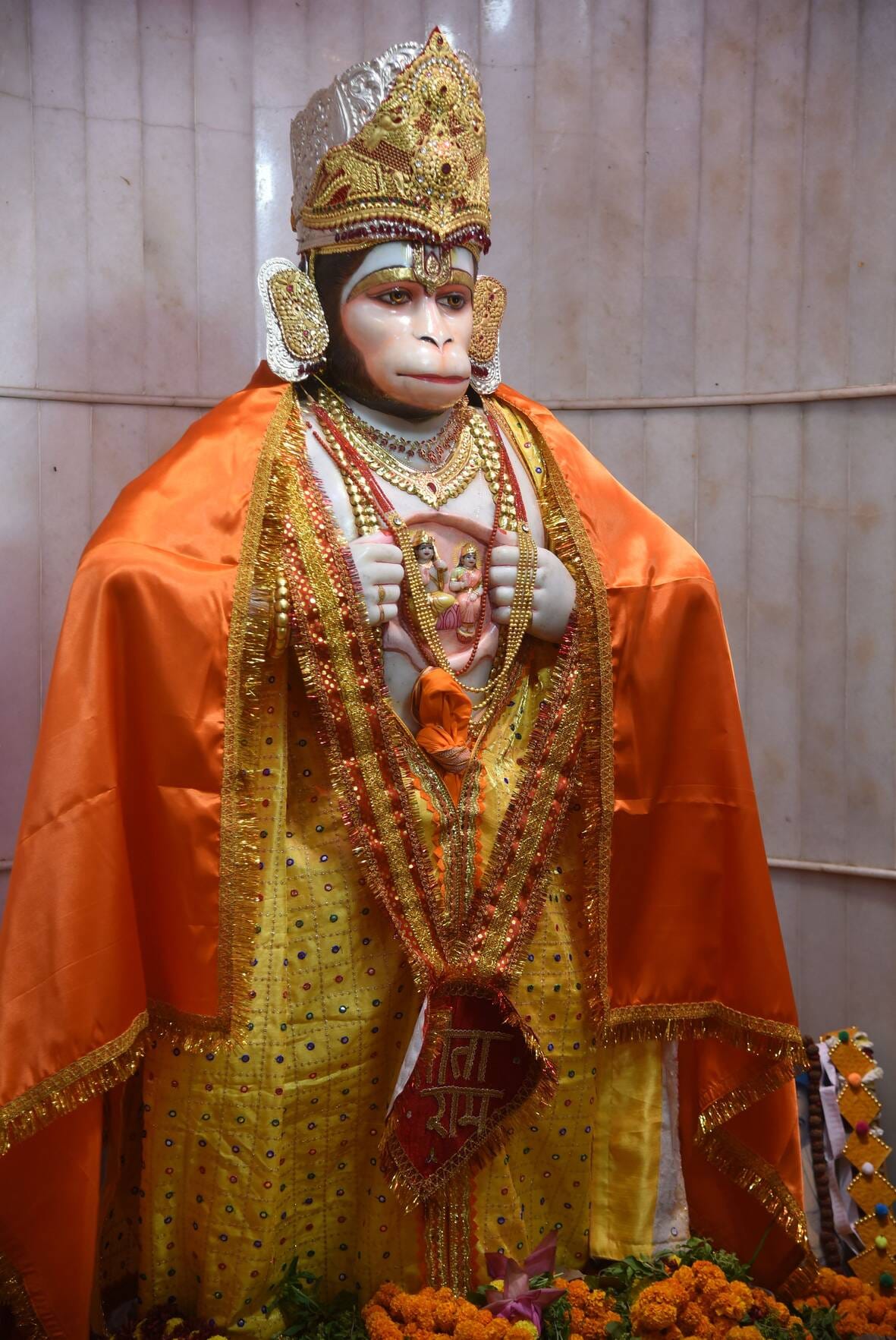 ज्येष्ठ माह के पहले बड़े मंगल पर लक्ष्मणनगरी पूरी तरह से मंगलमय नजर आई। 