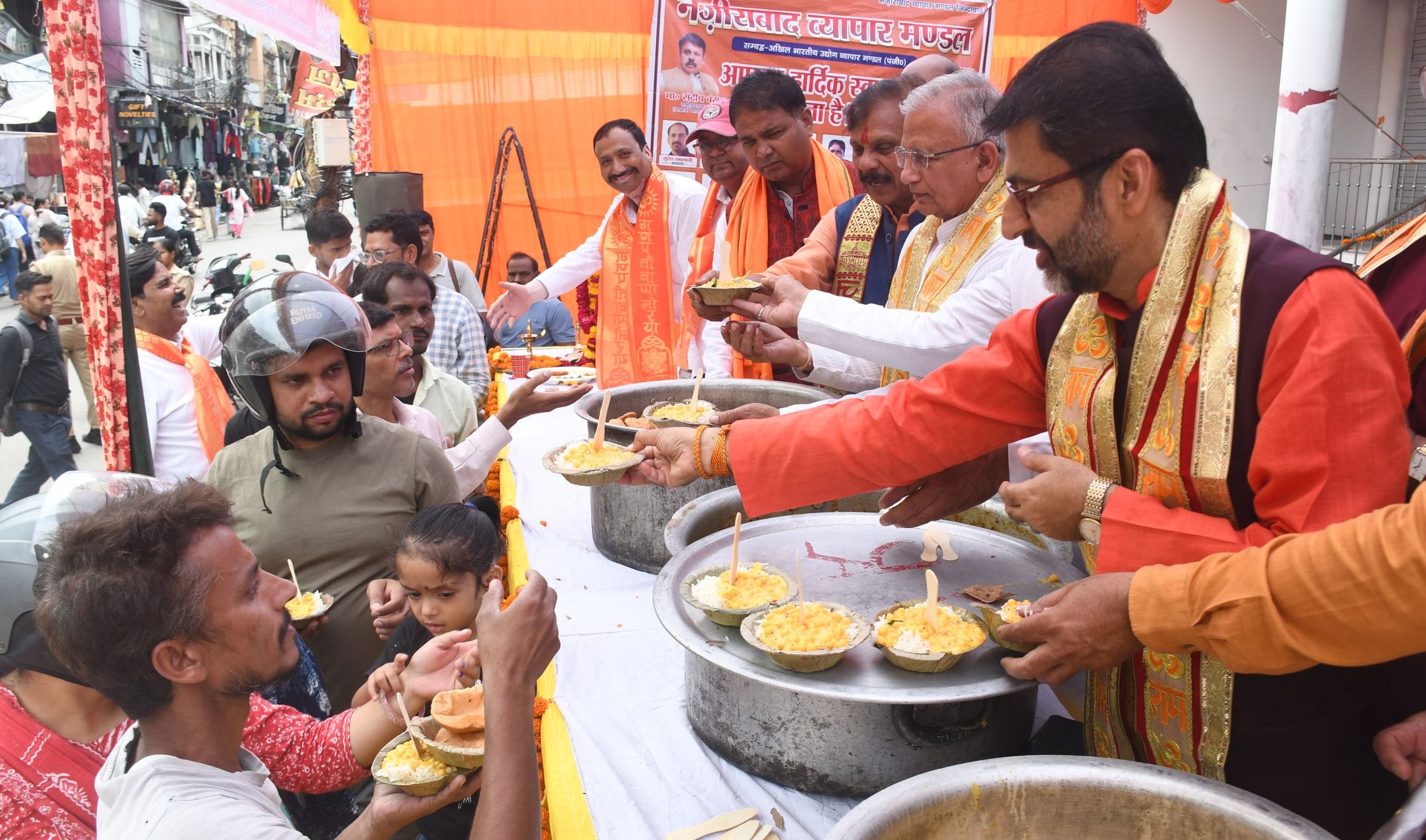ज्येष्ठ माह के पहले बड़े मंगल पर लक्ष्मणनगरी पूरी तरह से मंगलमय नजर आई। 