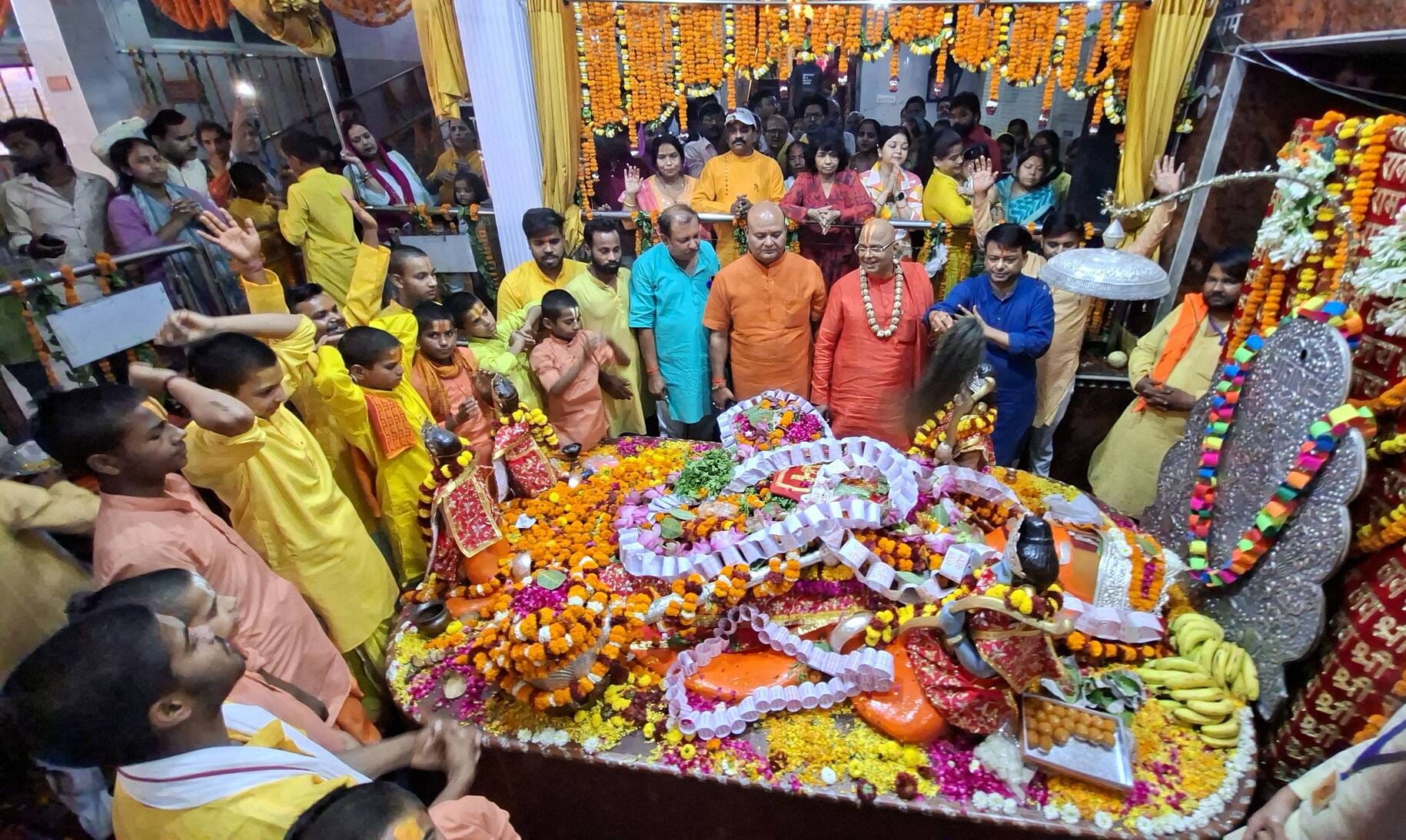 ज्येष्ठ माह के पहले बड़े मंगल पर लक्ष्मणनगरी पूरी तरह से मंगलमय नजर आई। 