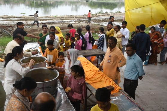 ज्येष्ठ माह के पहले बड़े मंगल पर लक्ष्मणनगरी पूरी तरह से मंगलमय नजर आई। 