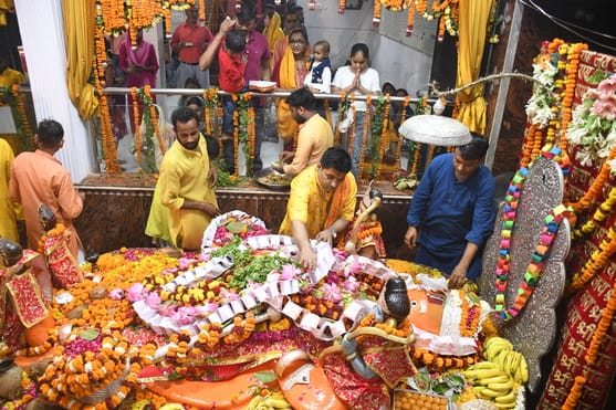 ज्येष्ठ माह के पहले बड़े मंगल पर लक्ष्मणनगरी पूरी तरह से मंगलमय नजर आई। 