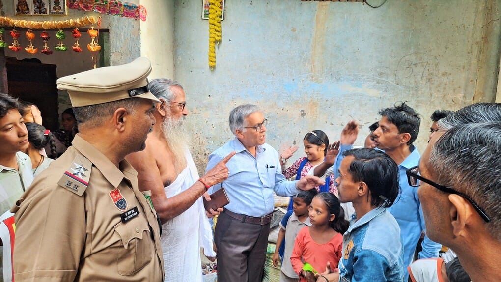 कुरुक्षेत्र। नशे के विरूद्व लोगों को जागरूक करते हुए स्वामी हरिओम परिवार्जक, अशोक कुमार वर्मा व