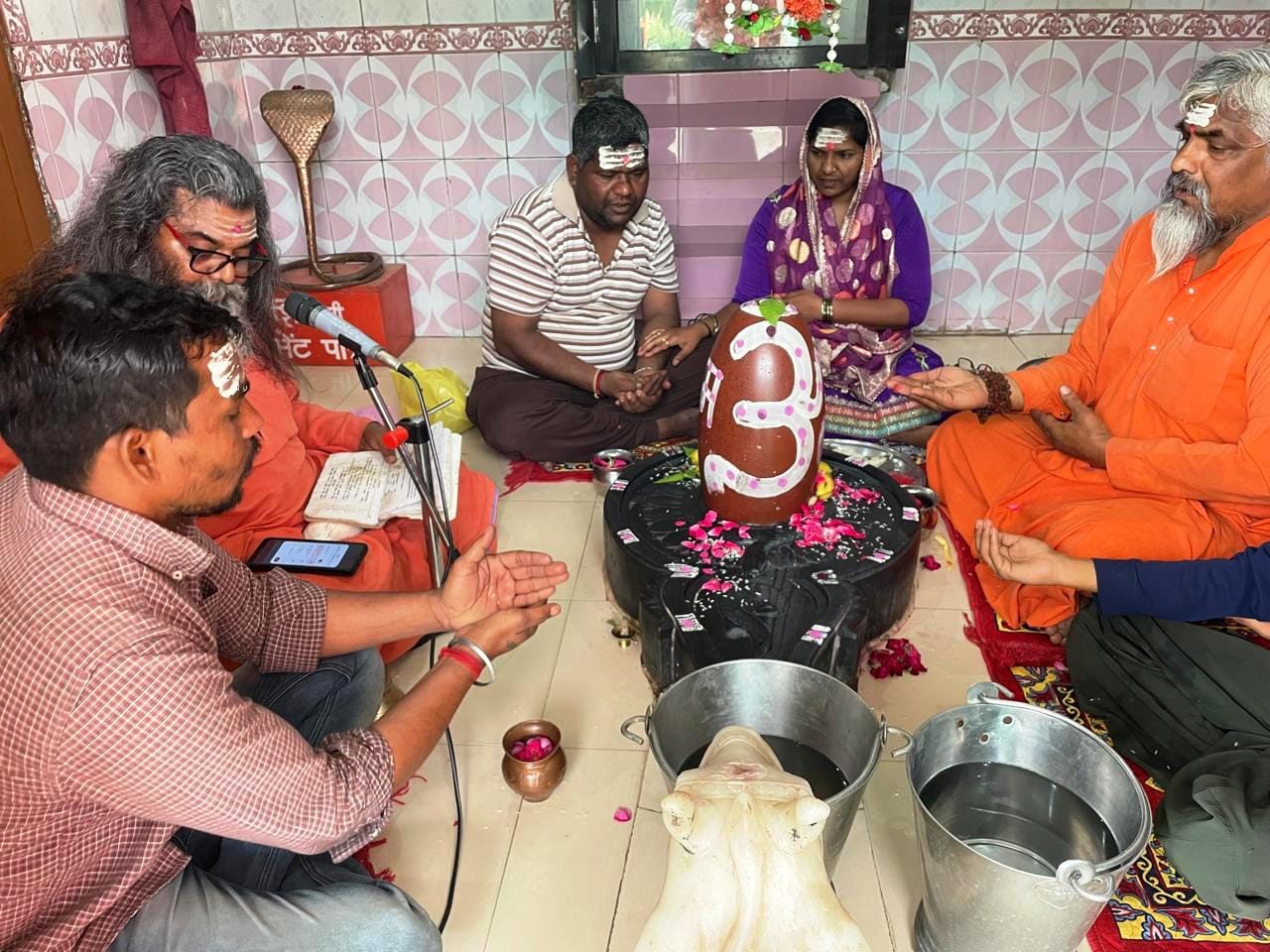 कुरुक्षेत्र। श्री मारकंडेश्वर महादेव मंदिर ठसका मीरां जी में पूजा अर्चना करते महंत जगन्नाथ पुरी