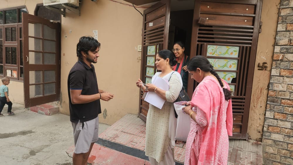 कुरुक्षेत्र। दीदार नगर की गली नंबर 5 में स्वास्थ्य विभाग की टीम स्थानिय लोगों से डोर टू डोर जाक कुरुक्षेत्र। दीदार नगर की गली नंबर 5 में स्वास्थ्य विभाग की टीम स्थानिय लोगों से डोर टू डोर जाक