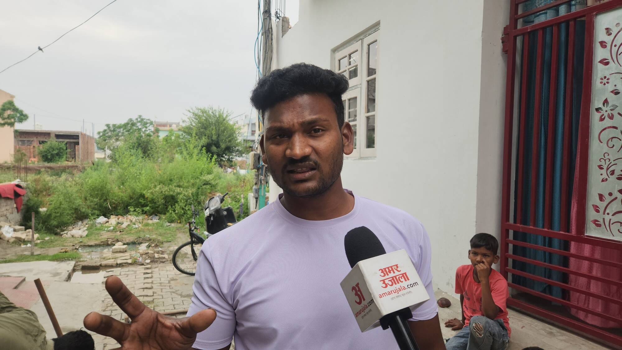 कुरुक्षेत्र। दीदार नगर की गली नंबर 5 में स्वास्थ्य विभाग की टीम स्थानिय लोगों से डोर टू डोर जाक कुरुक्षेत्र। दीदार नगर की गली नंबर 5 में स्वास्थ्य विभाग की टीम स्थानिय लोगों से डोर टू डोर जाक