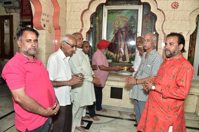 कुरुक्षेत्र। वीर बजरंगी की पूजा अर्चना करते श्रद्वालु। स्वयं कुरुक्षेत्र। वीर बजरंगी की पूजा अर्चना करते श्रद्वालु। स्वयं
