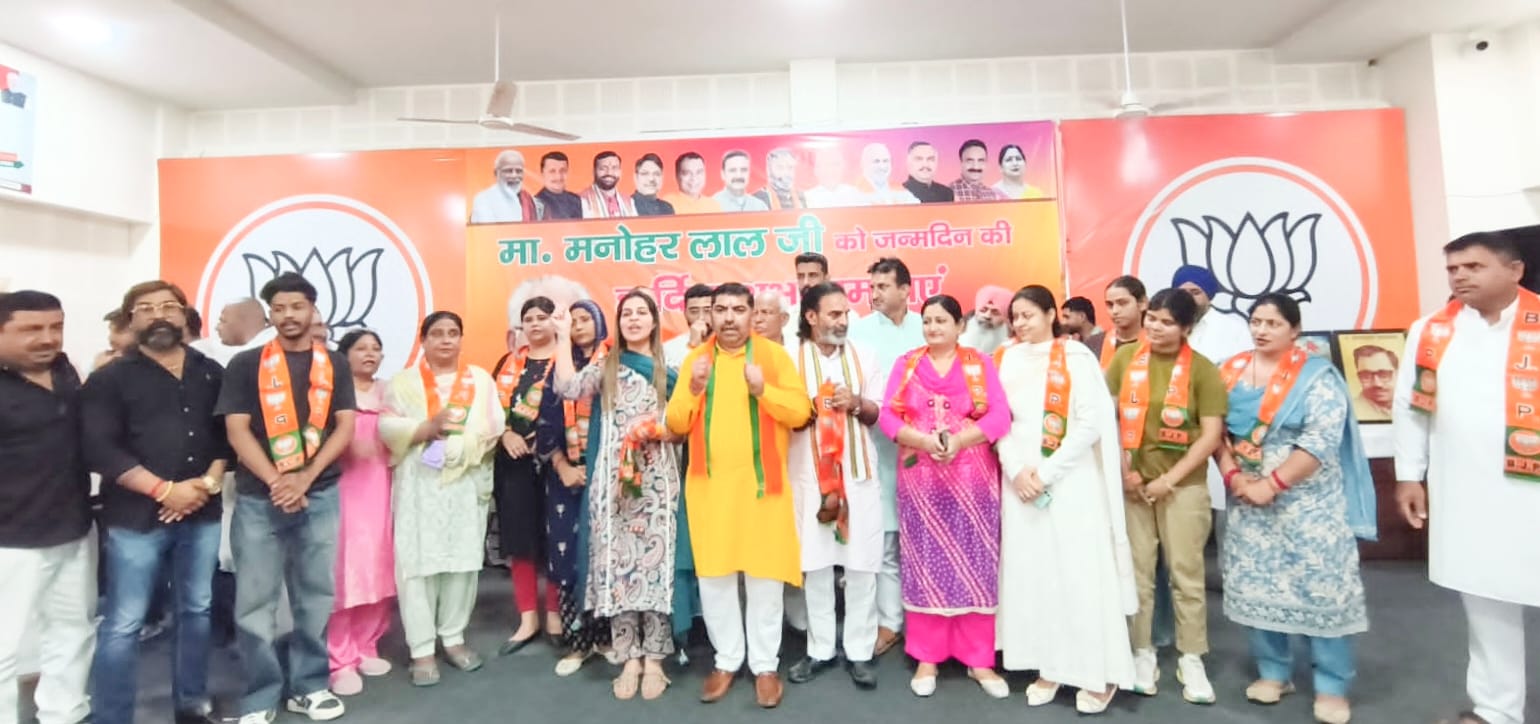केंद्रीय मंत्री मनोहर लाल के जन्म दिन के अवसर पर आयोजित हवन में आहुतियां डालते मेयर रेनू बाला ग