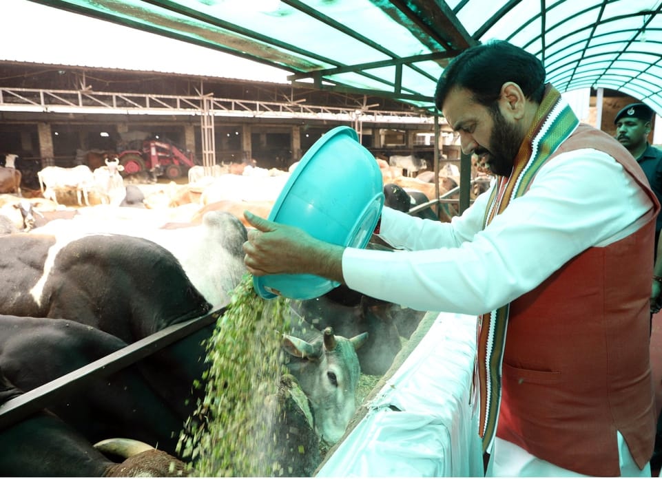 लाडवा। गोशाला संचालकों को चारा अनुदान राशि का चैक भेंट करते मुख्यमंत्री। विज्ञप्ति