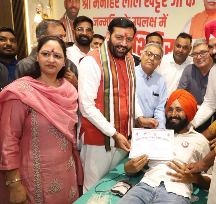 लाडवा। रामकुंडी धर्मशाला में कार्यक्रम के दौरान कार्यकर्ता व अन्य। संवाद