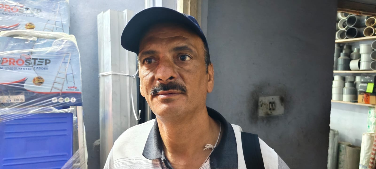 मैहरे बाजार में पंप की खरीदारी करते हुए लोग। संवाद