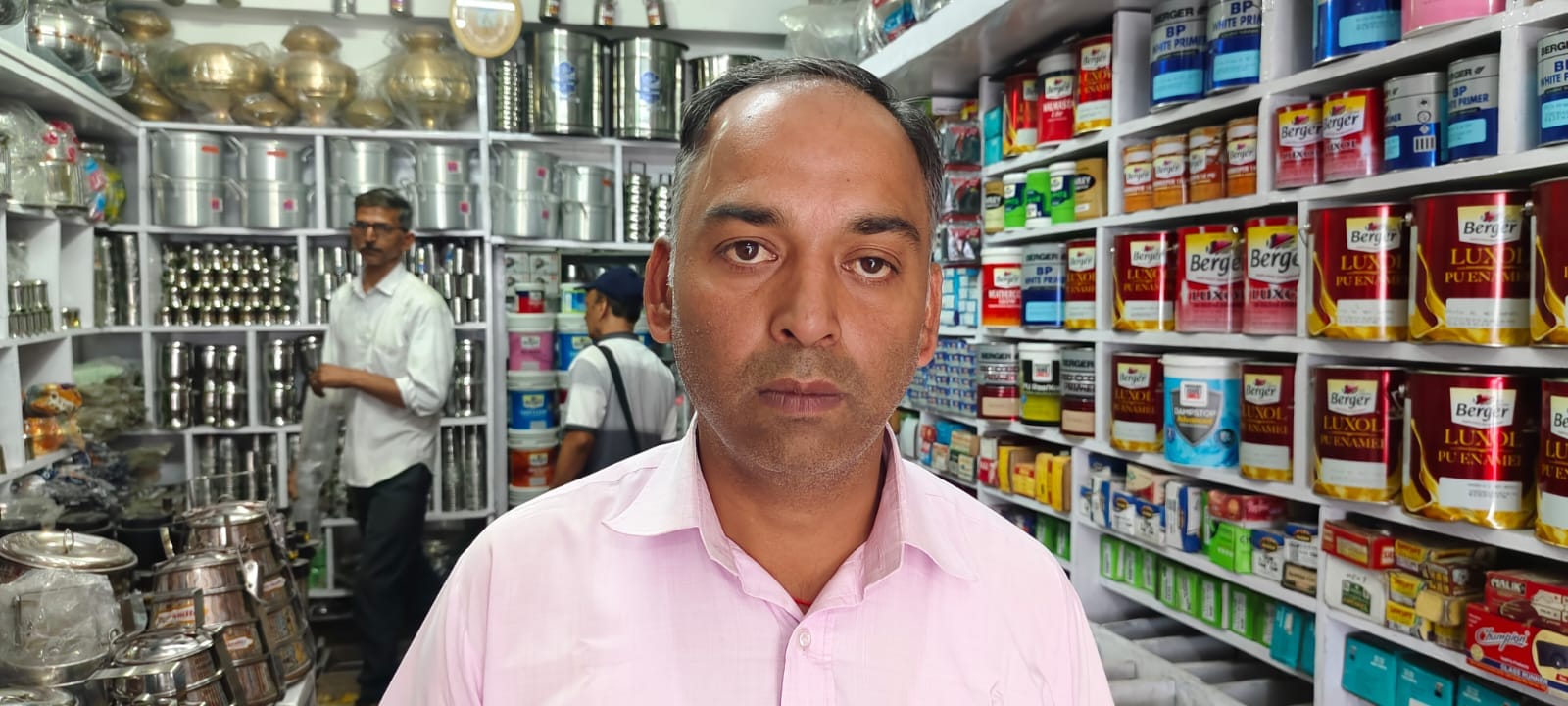 मैहरे बाजार में पंप की खरीदारी करते हुए लोग। संवाद