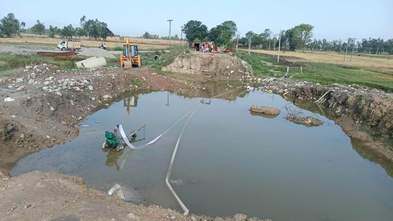 रिछौला के पास वैकल्पिक रास्ते में भरा पानी। स्रोत राहगीर रिछौला के पास वैकल्पिक रास्ते में भरा पानी। स्रोत राहगीर